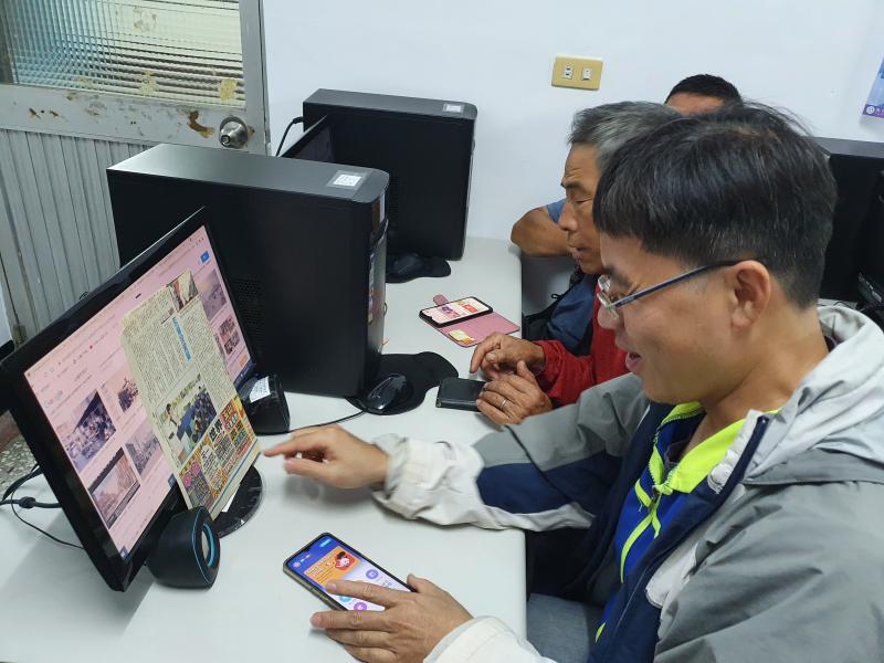 學員將媒體報導的歷史照片重新翻拍 使用設計軟體編輯舊照片