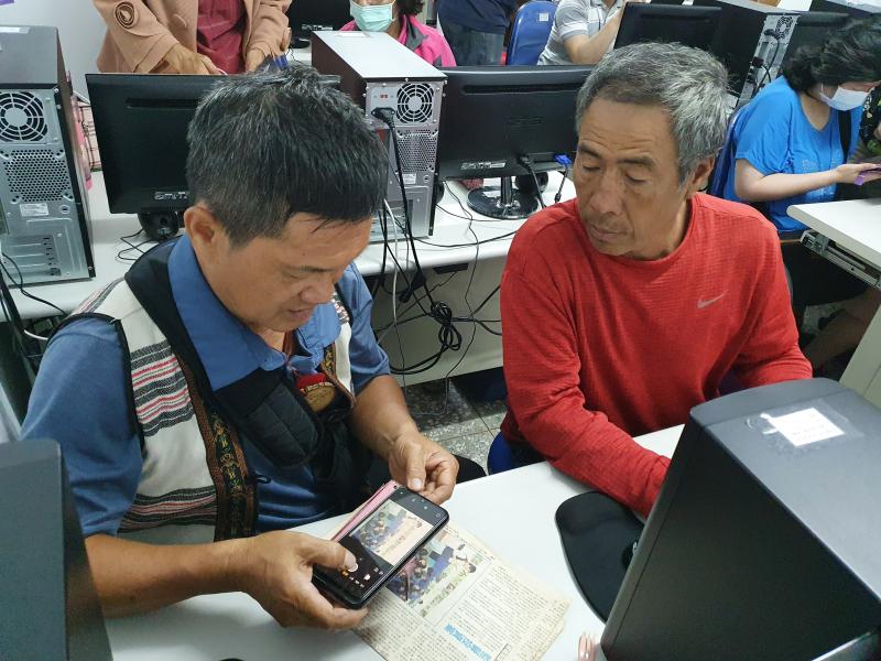 學員收集舊式照片，實際操作數位設計軟體活化老照片