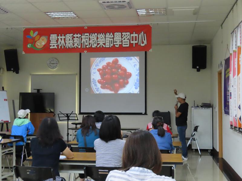 老師對學員拍出來的相片作修圖的講解