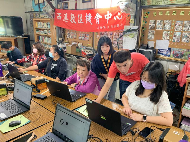 陳老師指導學員操作電腦