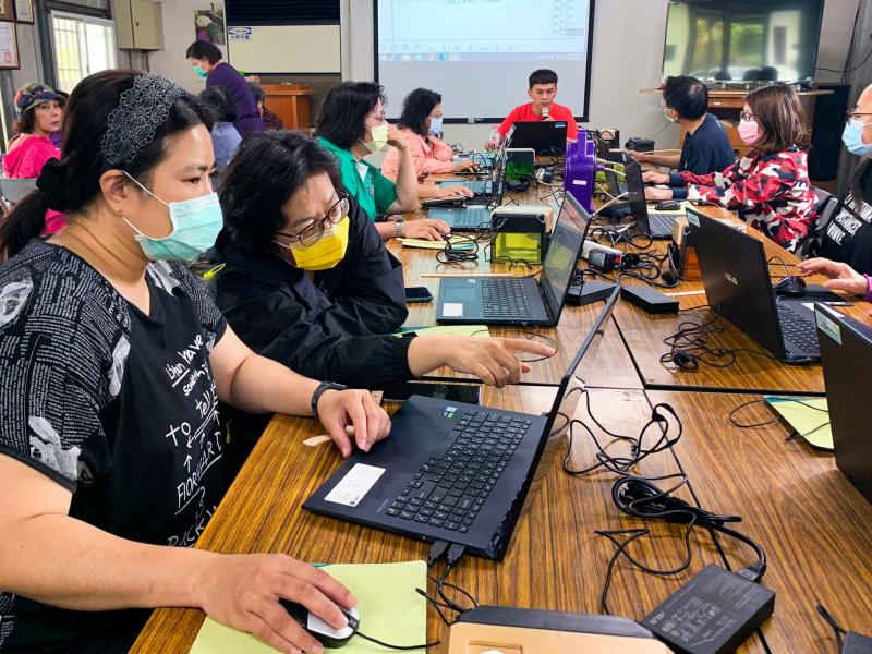 學員們討論如何操作介面