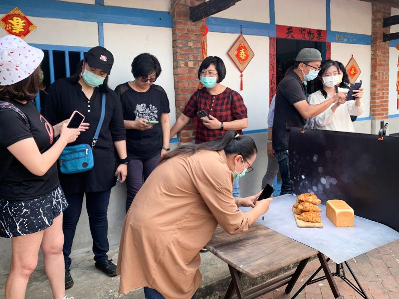 攝影師指導如何拍攝麵包類商品