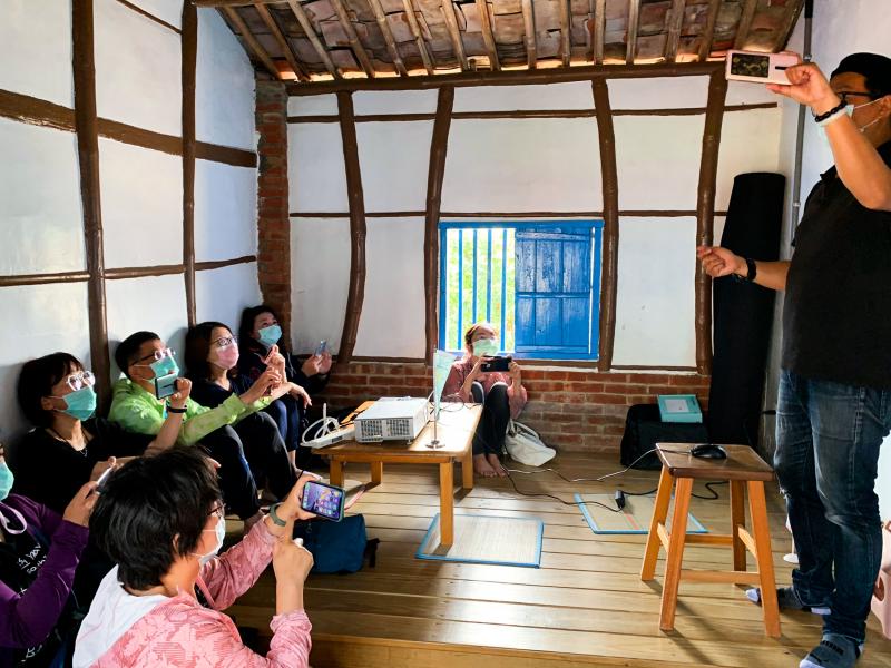 攝影師指導手機攝影正確姿勢