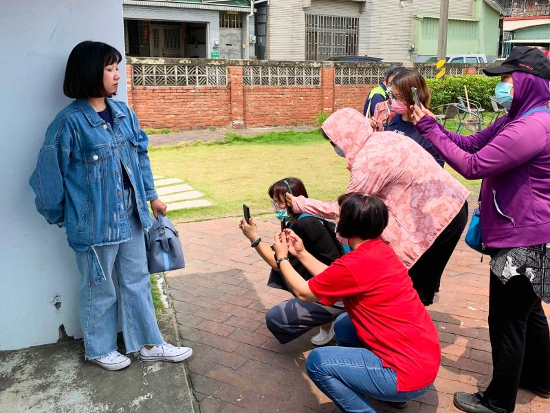 學員們練習包包商品攝影技巧