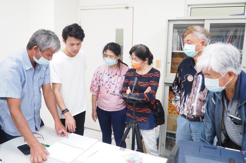 老師與學員互相討論偶動畫拍攝方面上的細節