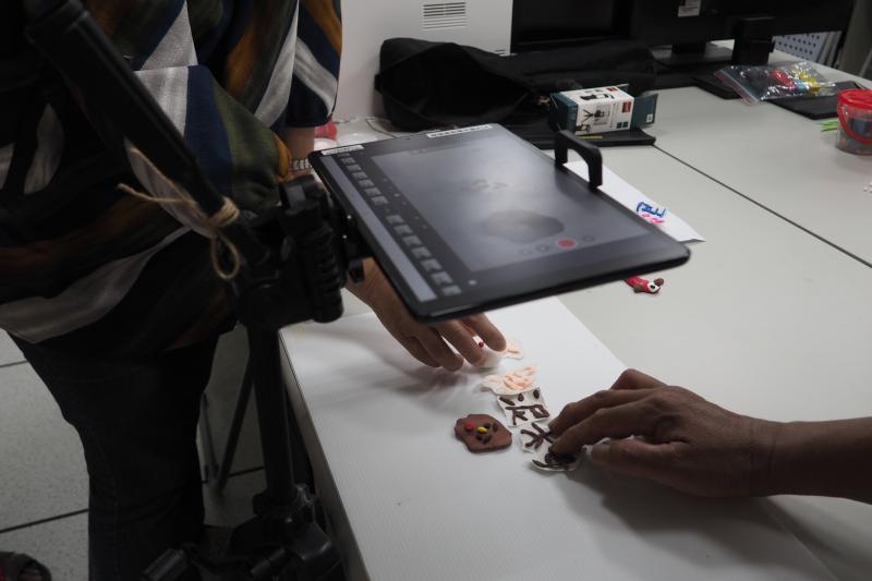 苑裡梅泥魚丸偶動畫，小組成員排版中，排好後準備拍攝喲