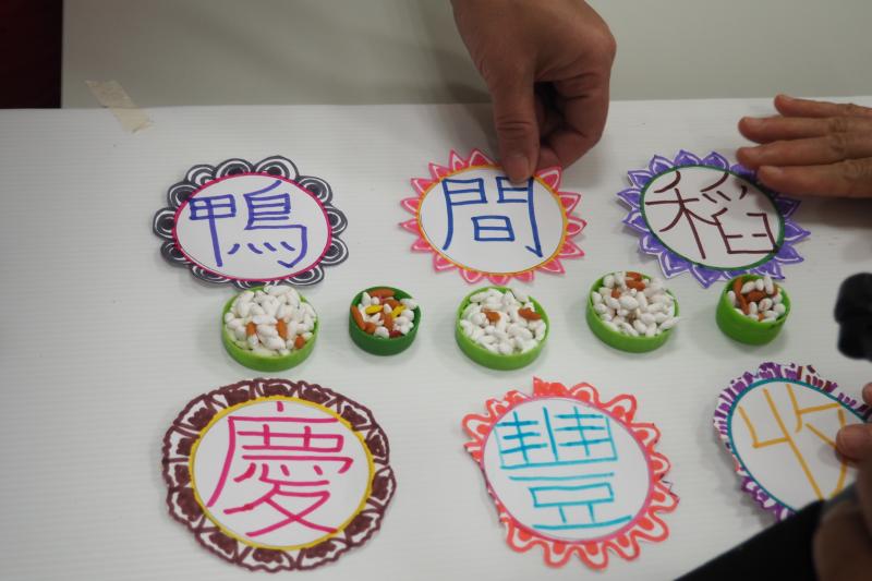 鴨間稻 慶豐收，小組成員排版中一幕，準備拍攝囉