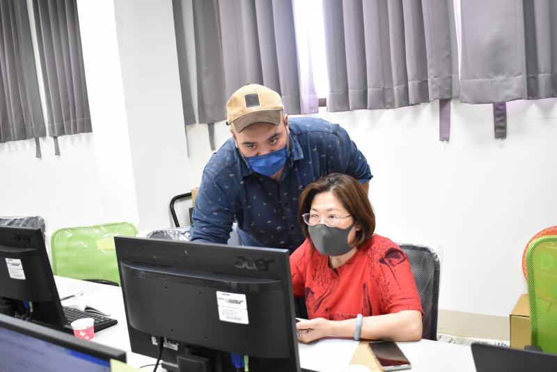 講師認真地指導學員撰寫商家資訊