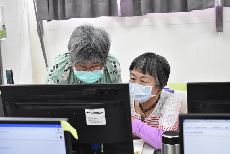 二位學員互相討論各自的商家的內容