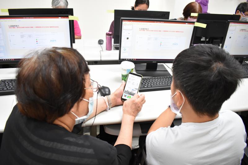 學員詢問另一位學員我的商家APP如何使用