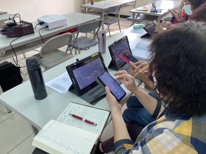 平板手機同步處理連線上網並設定。