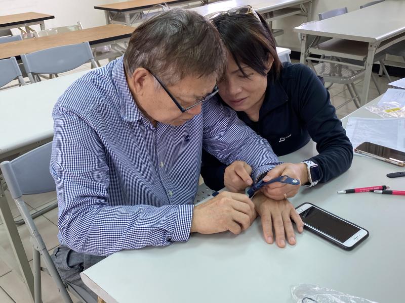 手機下載APP連接智慧手環設定。