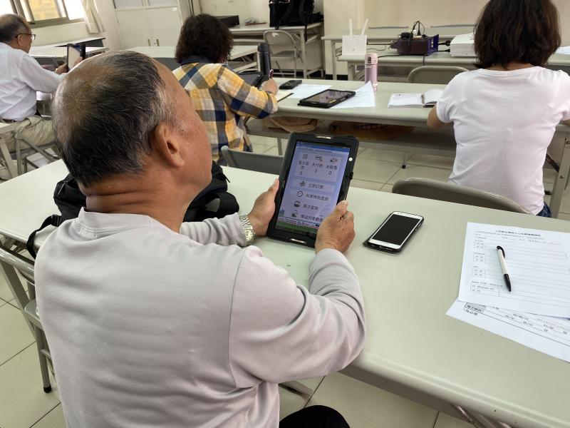 學員利用平板上網訂火車票。