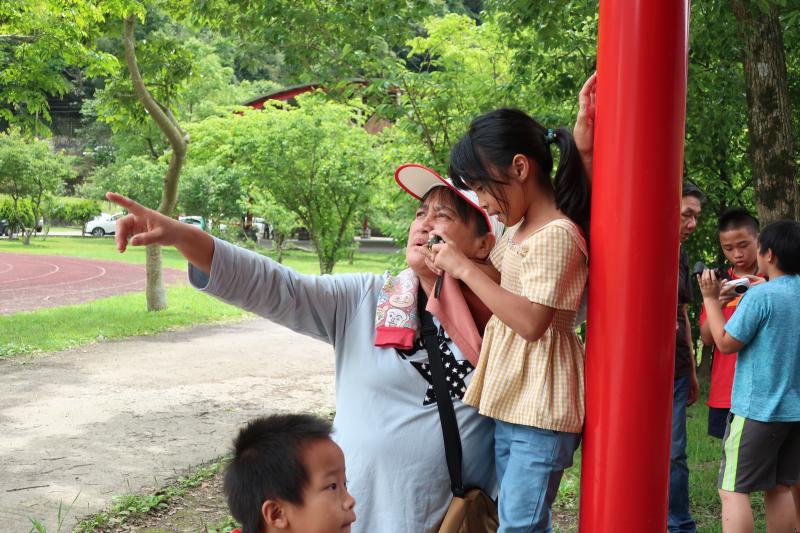 在正式開始拍照前進行簡單的攝影教學，攝影器材的介紹、相機演變進化過程、如何構圖與相機的攝影模式，讓學員們能夠用最簡單易懂的方式攝影。