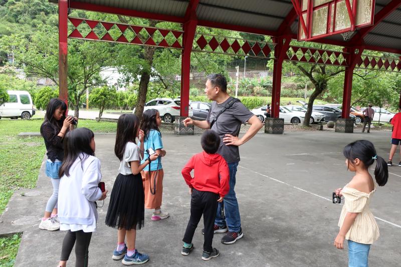 上完了攝影概論後馬上進行實拍，家長與孩子一起在熟悉的社區內練習，尋找有趣的事物來練習。老師給了三個練習拍攝的大方向：1.我的家鄉真美妙、2.天天都是紀念日、3.生活中最重要的小事