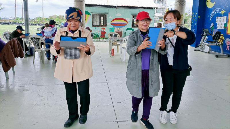 阿嬤帶著平板實地走、跳、跑看看自己的步數心跳，阿嬤笑著說：要來減重了餒