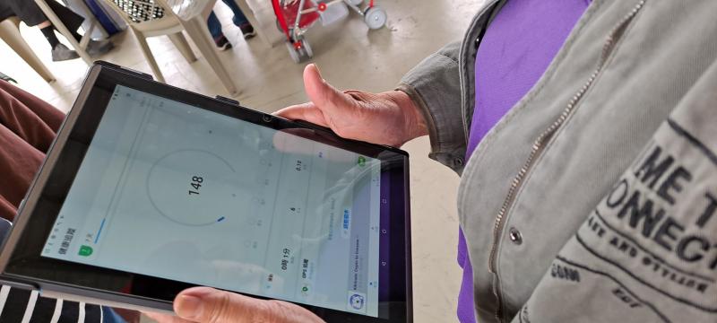 讓長輩隨時紀錄每天的活動量，也可透過手機把吃的拍照上傳到app，就能換算一天吃的熱量多少，不管吃、喝、動、睡所有生活模式就能一機掌握，更了解自身健康的狀態。