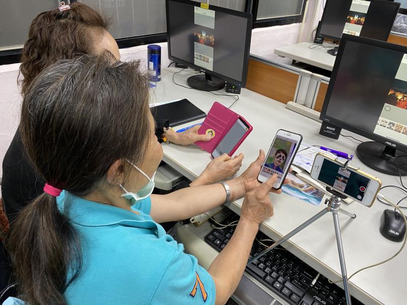 學員試著利用可愛動物模板來編輯照片。