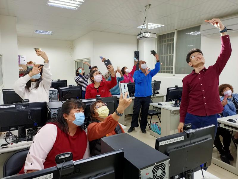 學員跟著老師一起使用APP尋找星星