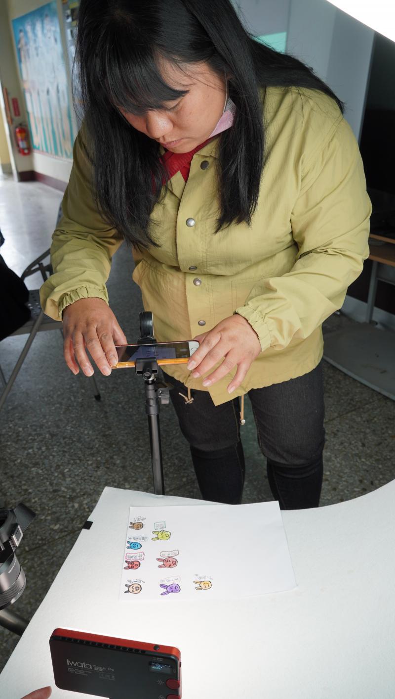 創意貼圖應用課程-學員使用自己的手機將手繪圖拍照並後製成LINE貼圖