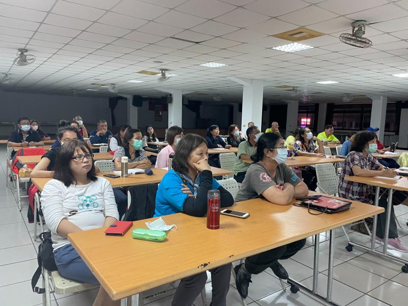 大家互相支援討論分析，認識自己的產品的顧客群是誰，如何去行銷。