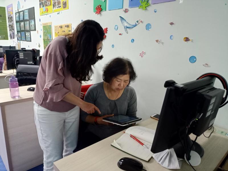 下載App有時候對長者是一種困難的，講師是很有耐性的說明。