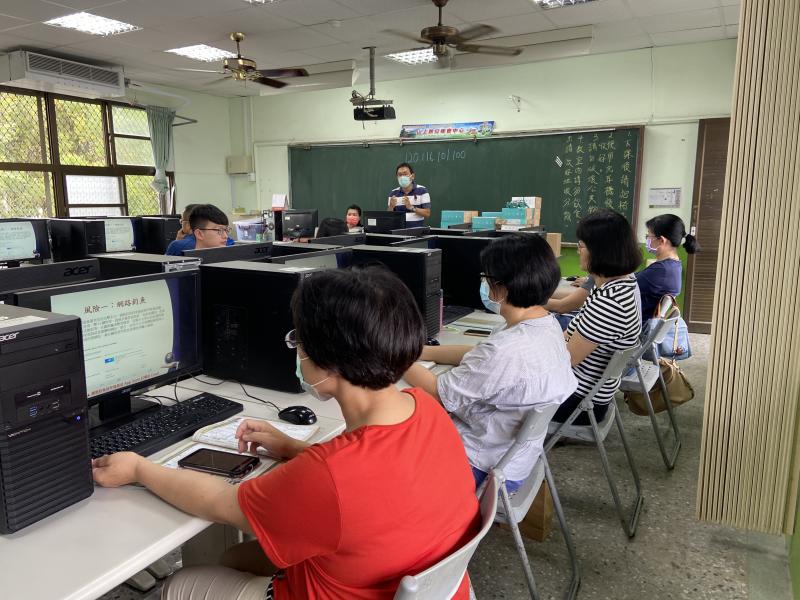 以最為貼近日常的APP為例子，釣魚網站誘騙使用者輸入付款密碼。學員立即使用手機操作檢視。