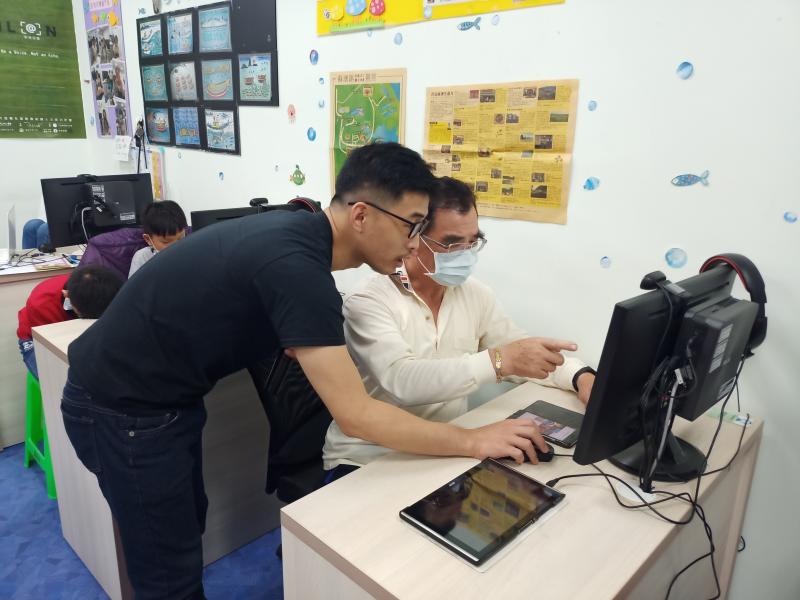 學員在操作上有困難，講師再重新說一次。