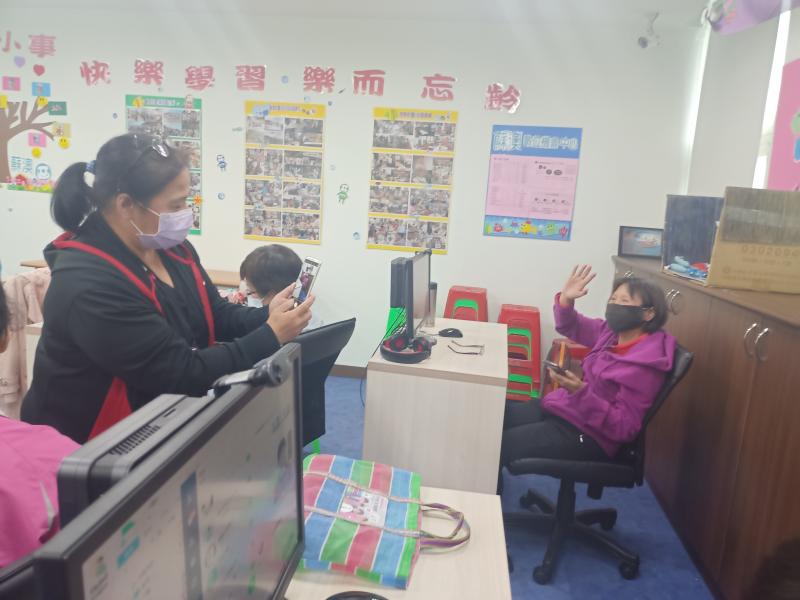 學員互相拍照想做出自己的賴貼圖。