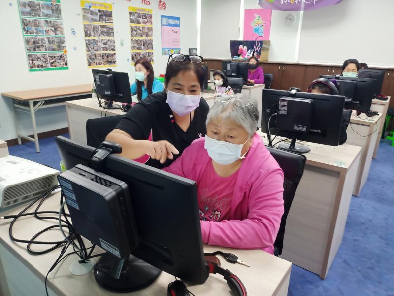 學淵之間部會的時候也會互相討論，跟教學。