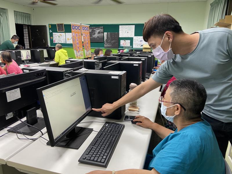 陳志勳老師一步一步帶領未跟上的學員，學習這種事要穩紮穩打不能急。