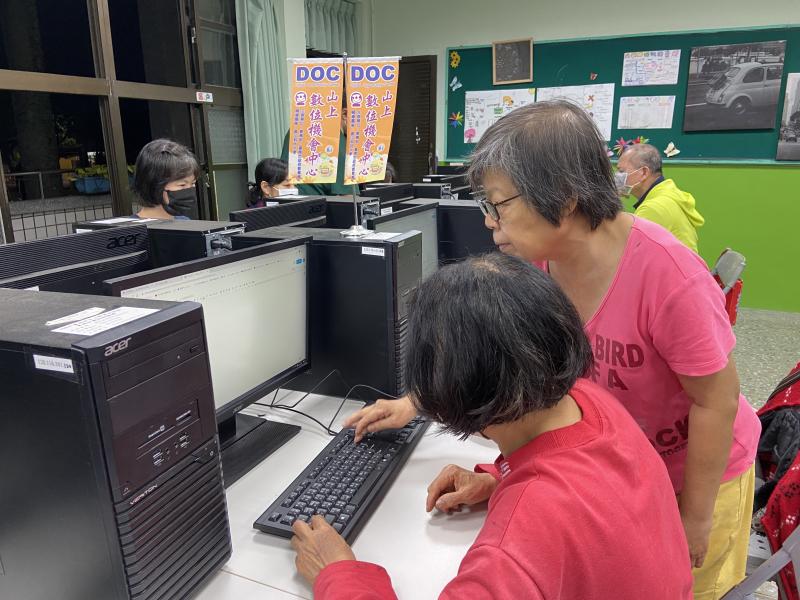 學員間互相幫助不僅能增加上課的意願，也能在教學的過程中讓自己學得更紮實。