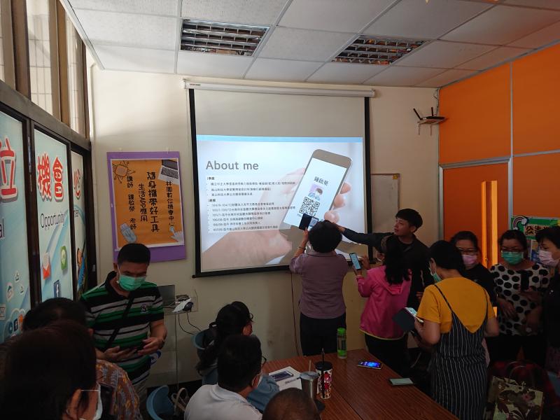 學員使用QRcode掃描功能讀取資料