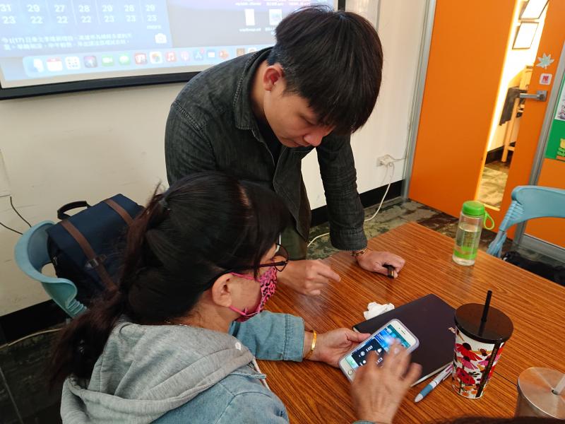 學員使用中央氣象局的生活行動應用程式