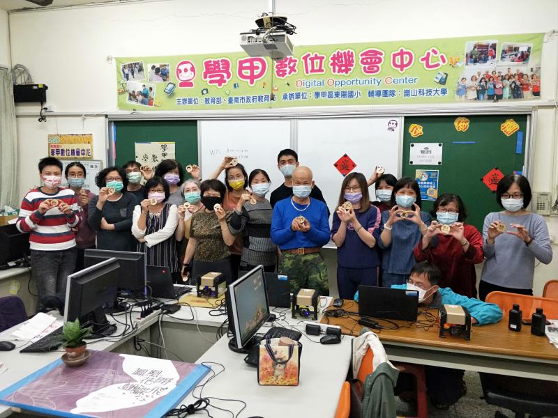 學員拿作品合照