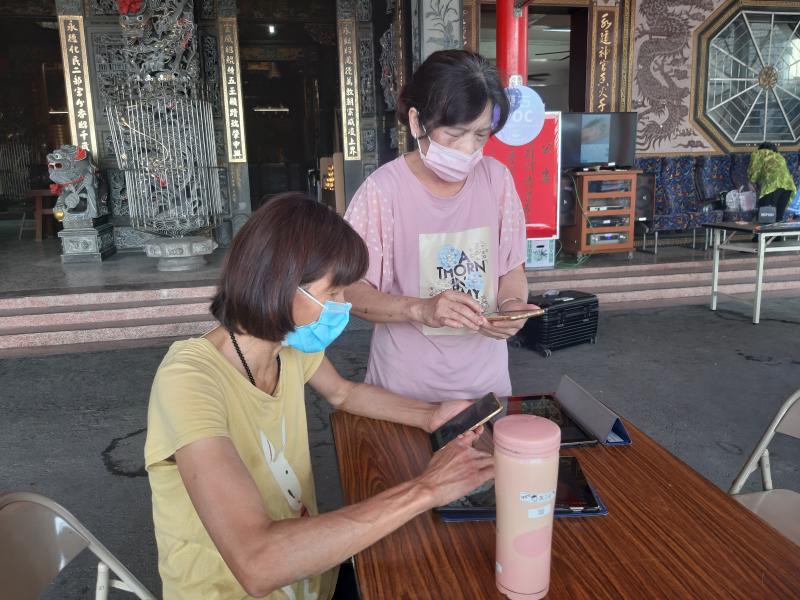 學員一起討論照片圖文編輯