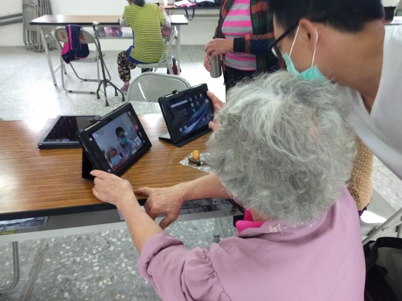 講師與學員正在教室裡上課