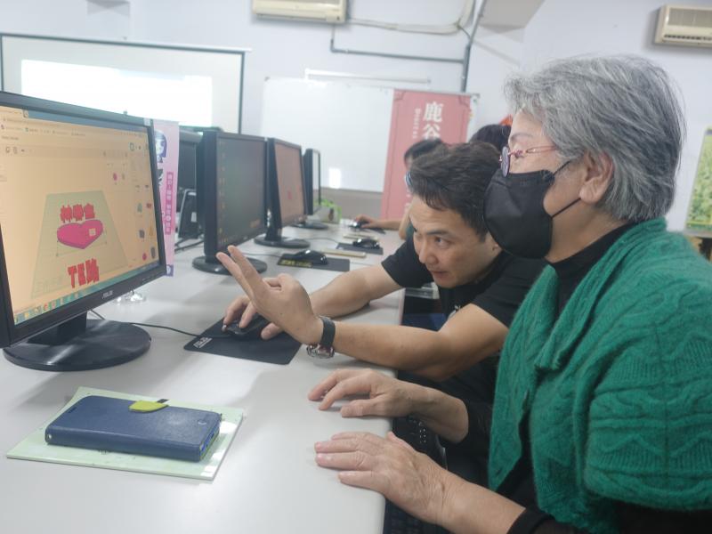 老師指導學員，用軟體製作自己的專屬名牌