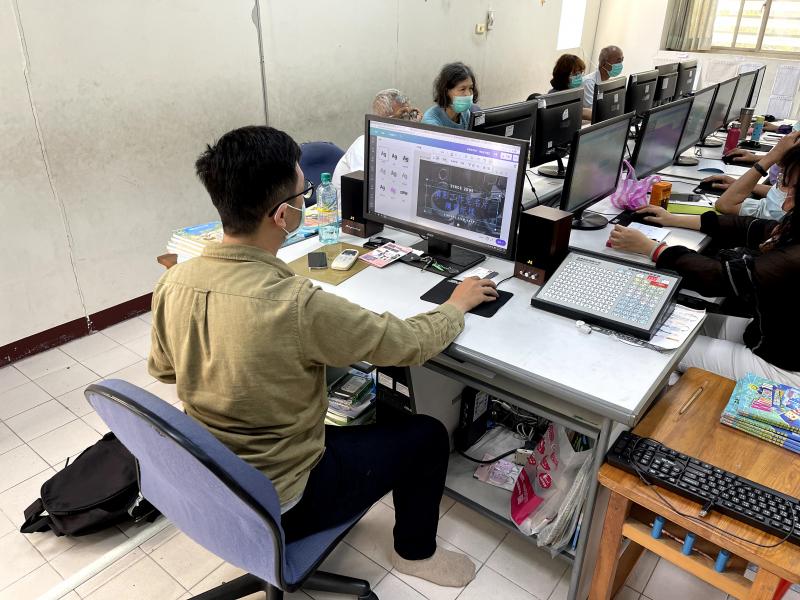 講師實際操作提供學員參考學習