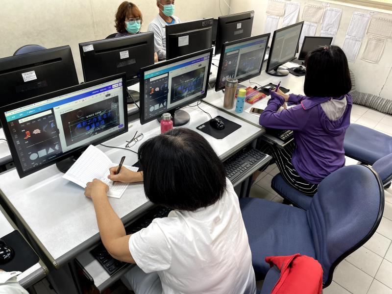 學員聽講師上課，並努力做筆記回家學習