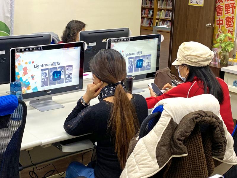 講師透過簡報，協助學員認識手機修圖軟體