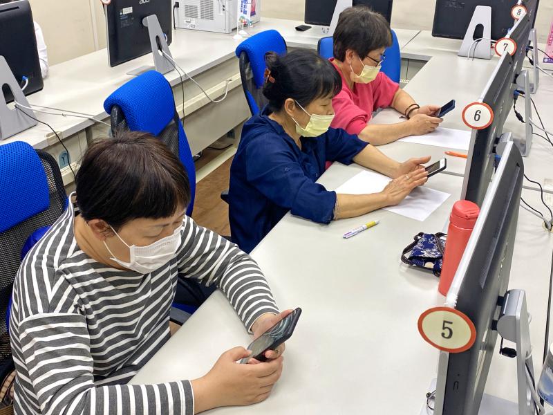 學員們各個認真盯著手上的智慧型手機，練習操作剪輯軟體