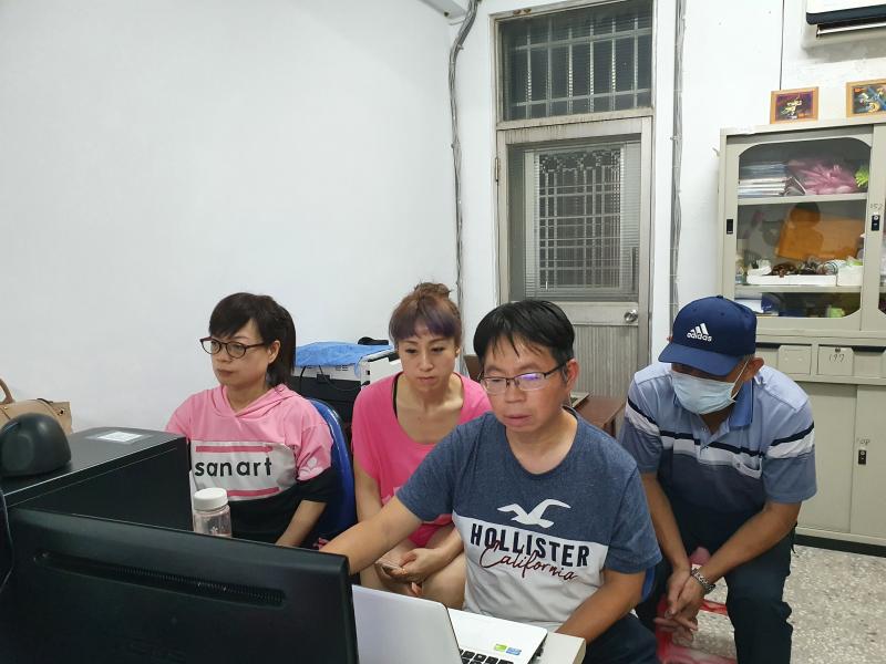 講師協助學員線上註冊網頁及編輯網站操作