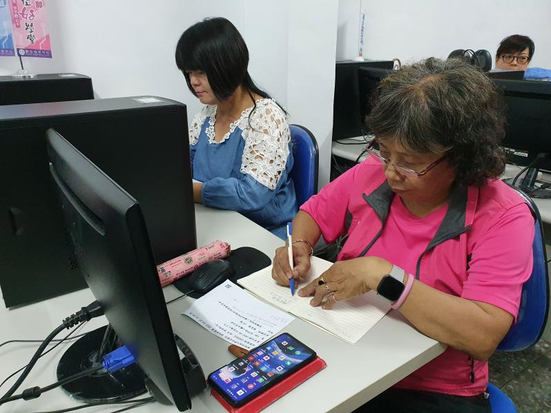 【新埤小農網頁設計行銷】課程中 學員認真記錄編輯網頁程序筆記