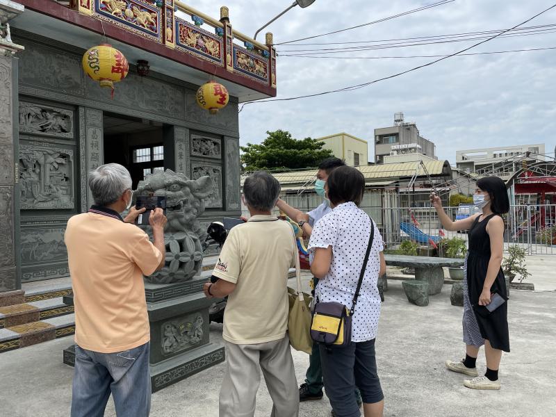 師指導學員如何拍攝