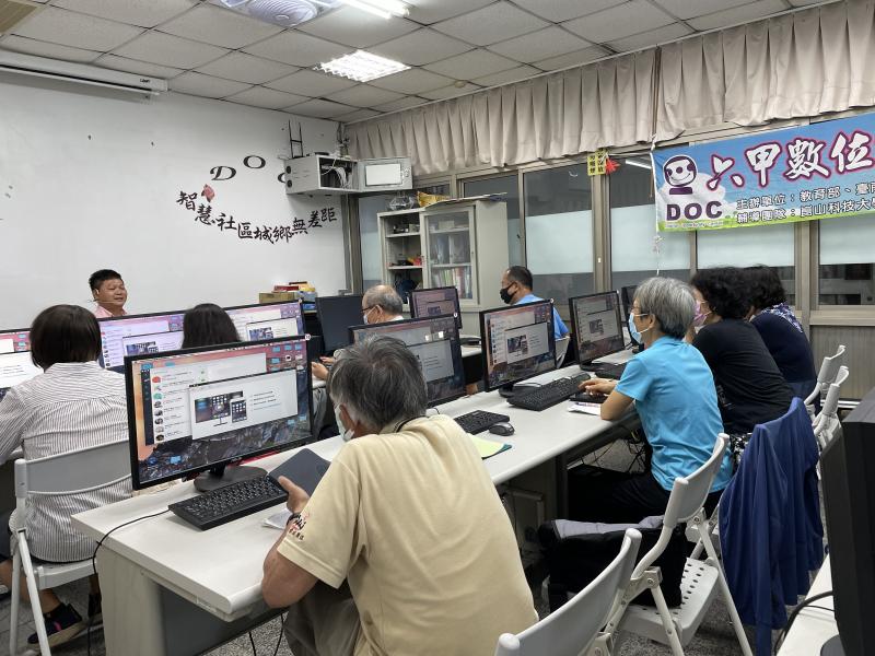 老師教導學員如何將拍攝影片  剪輯串聯成一部影片