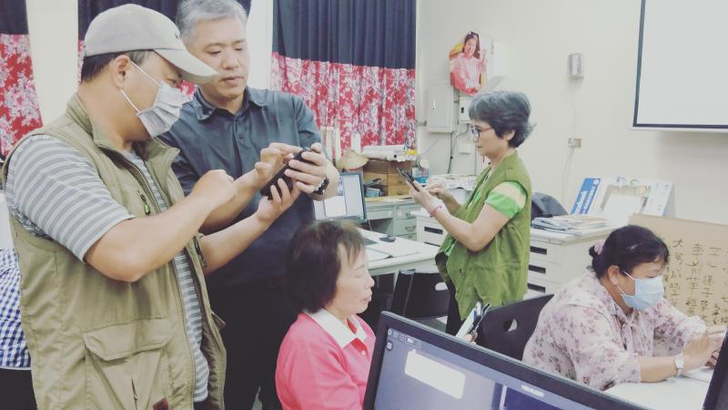 手機下載APP，講師、學員互動。