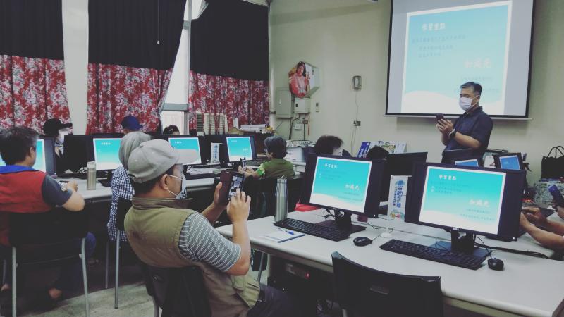 桌曆後製練習，上課全景。