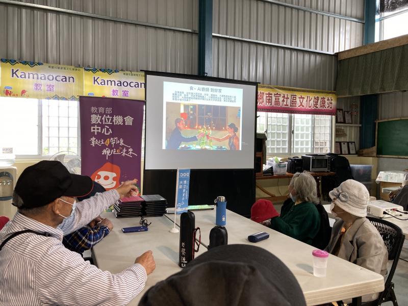 老師介紹各種產業利用AI智慧進行互聯網工作