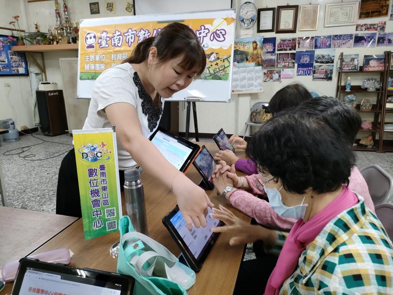 講師指導協助學員不懂的地方